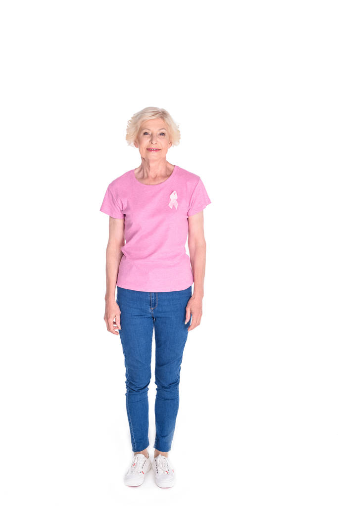 senior femme en t-shirt rose avec ruban
 - Photo, image
