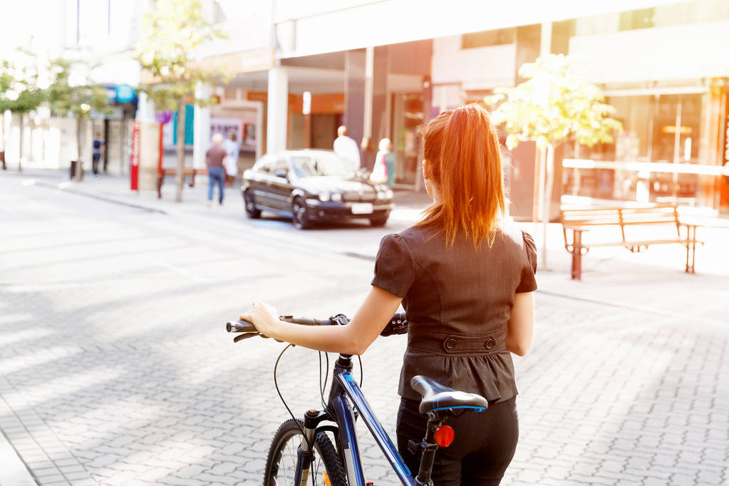 Nuori nainen työmatkalla polkupyörällä
 - Valokuva, kuva