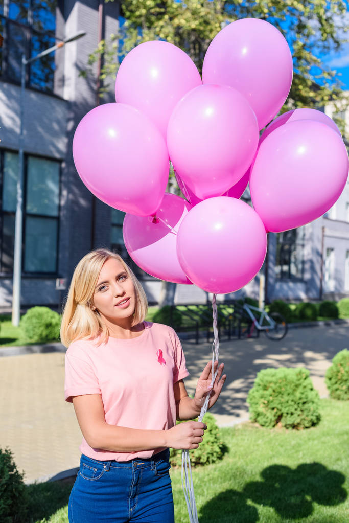 молода жінка з рожевими кульками
 - Фото, зображення