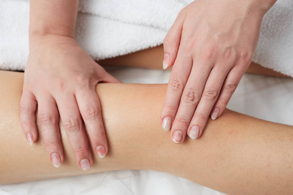 Feminino desfrutando de relaxante massagem nas costas no centro de spa cosmetologia
 - Foto, Imagem