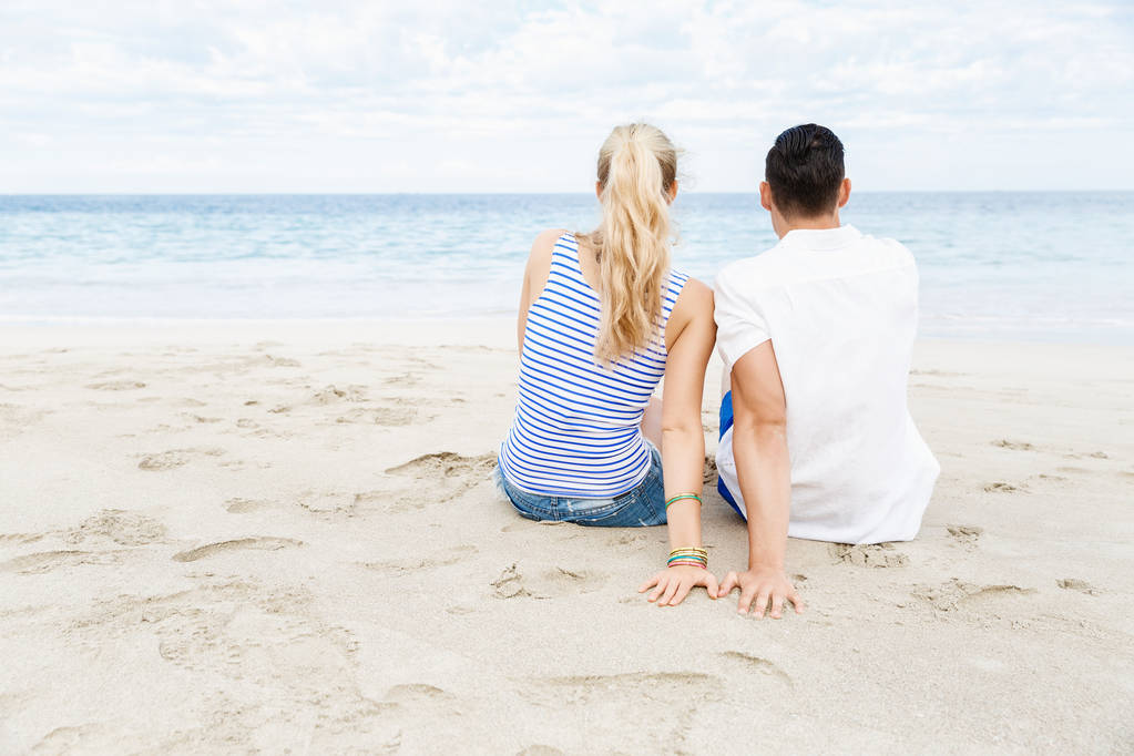 Romantický mladý pár na pláži - Fotografie, Obrázek