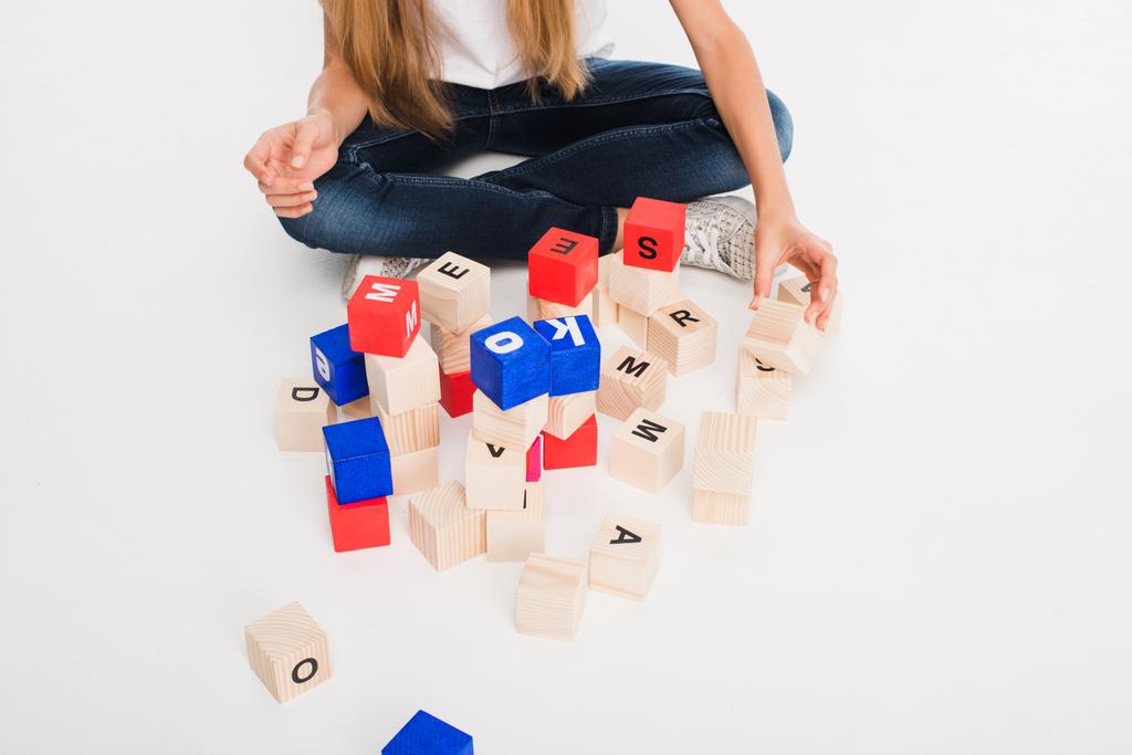 criança com blocos de alfabeto
 - Foto, Imagem