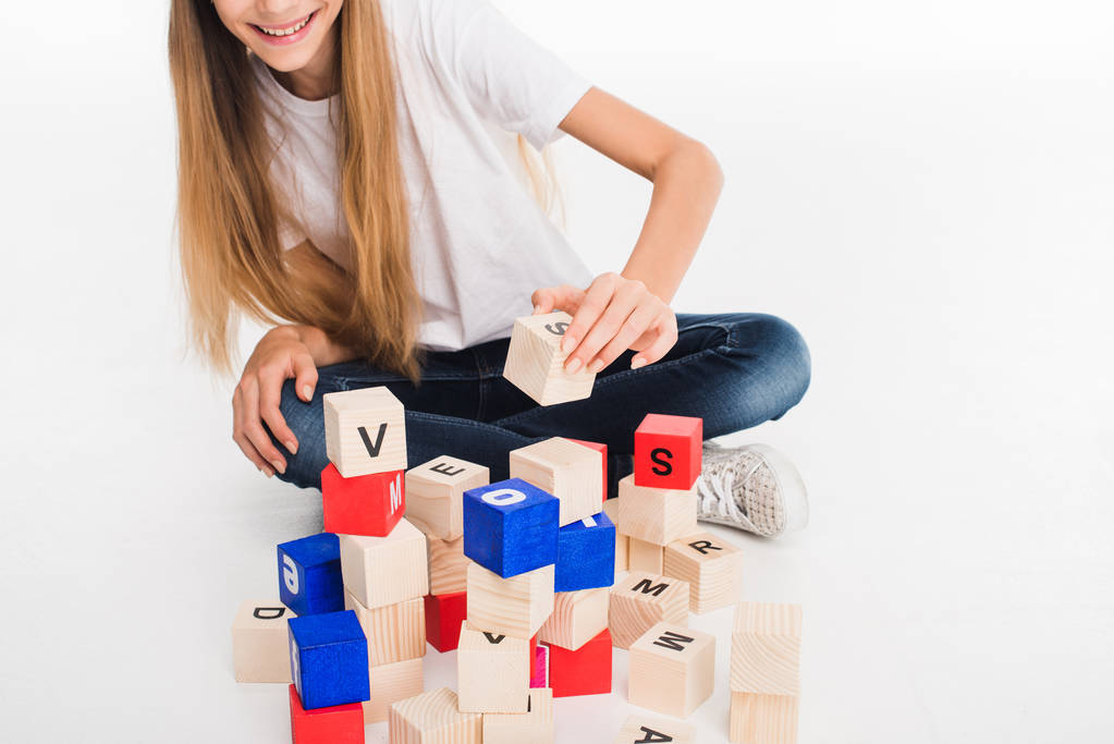 niño con bloques de alfabeto
 - Foto, Imagen