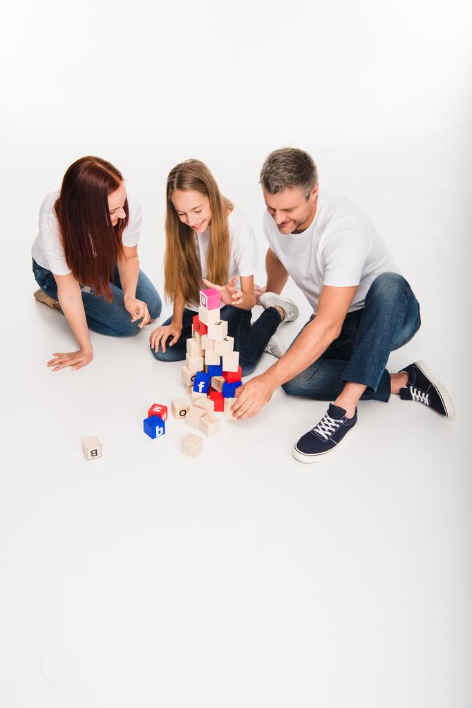 familia jugando con bloques de alfabeto
 - Foto, Imagen