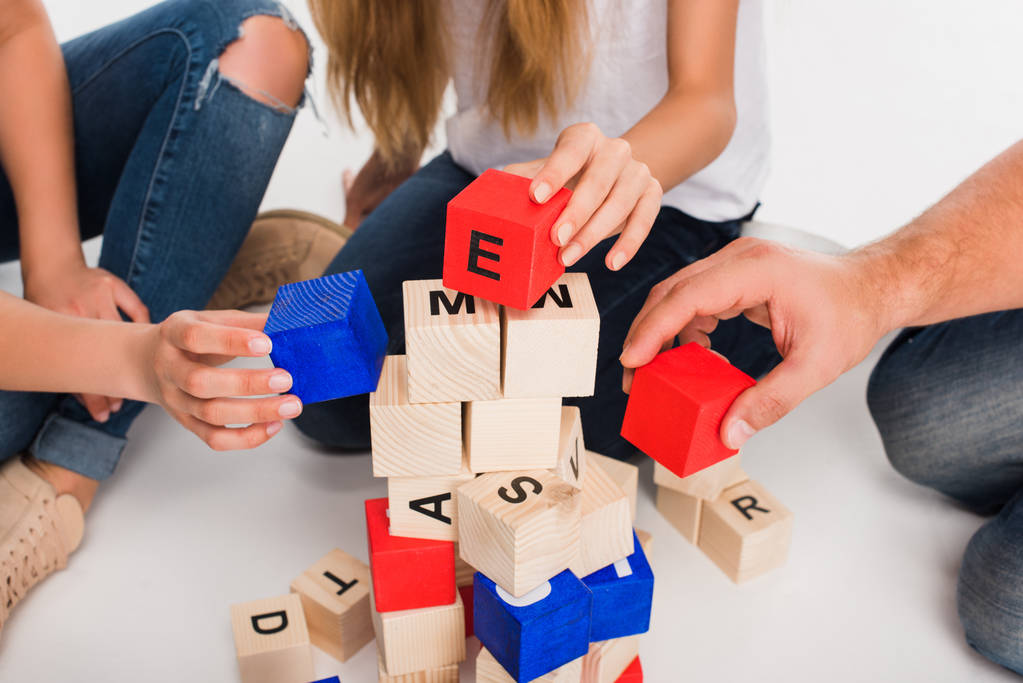 familia jugando con bloques de alfabeto
 - Foto, imagen