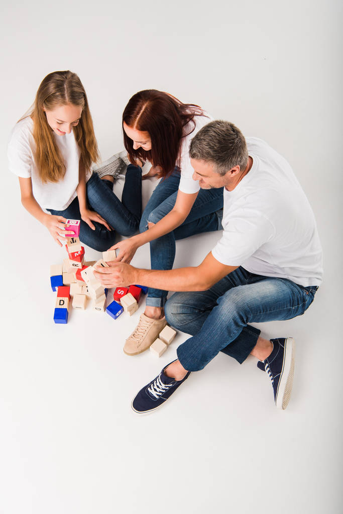 Familie spielt mit Buchstabenblöcken - Foto, Bild