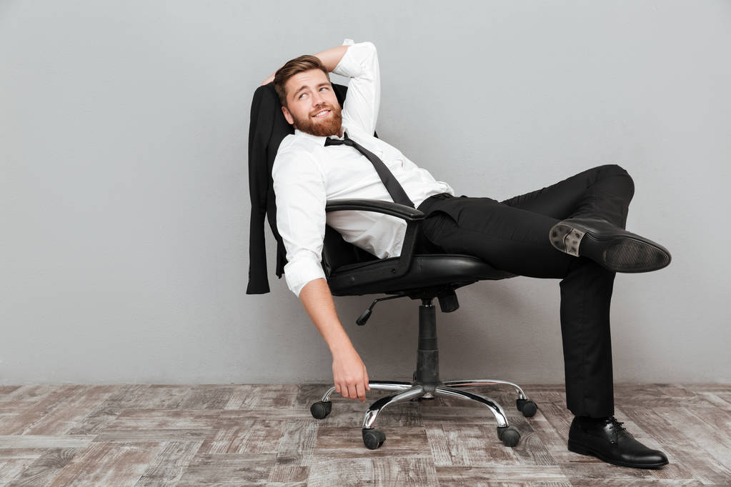 Улыбающийся расслабленный бизнесмен отдыхает в кресле
 - Фото, изображение