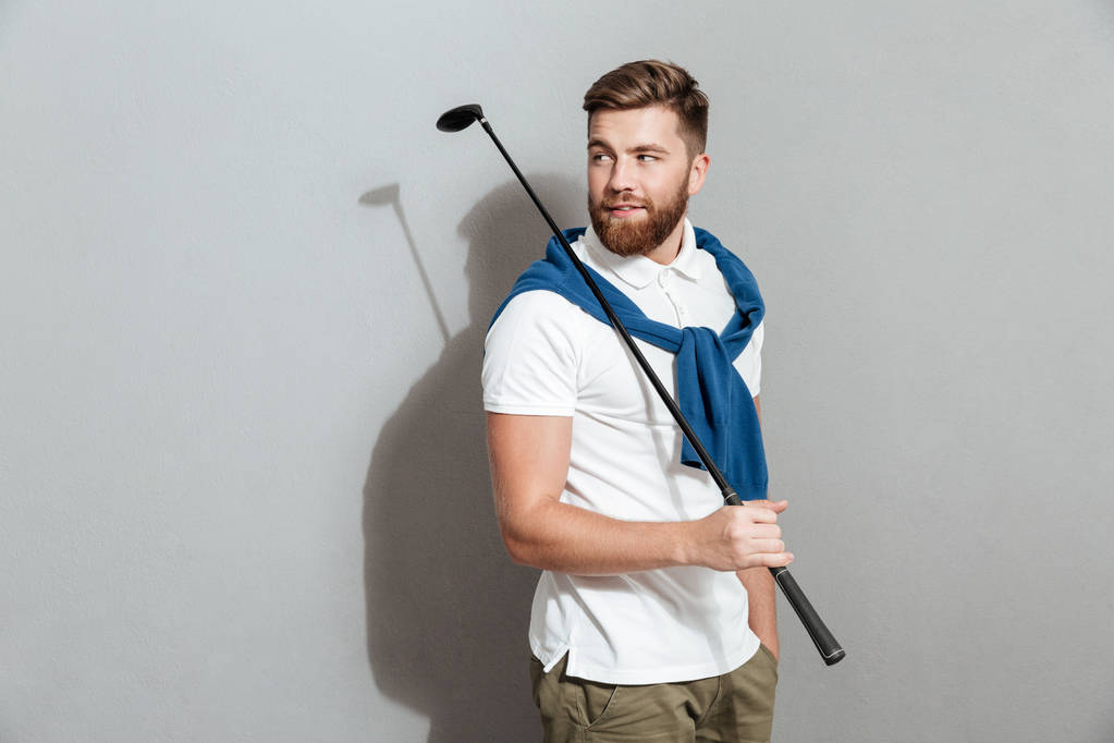 Бородатий Усміхнений гольф позує в студії з клубом в руці
 - Фото, зображення
