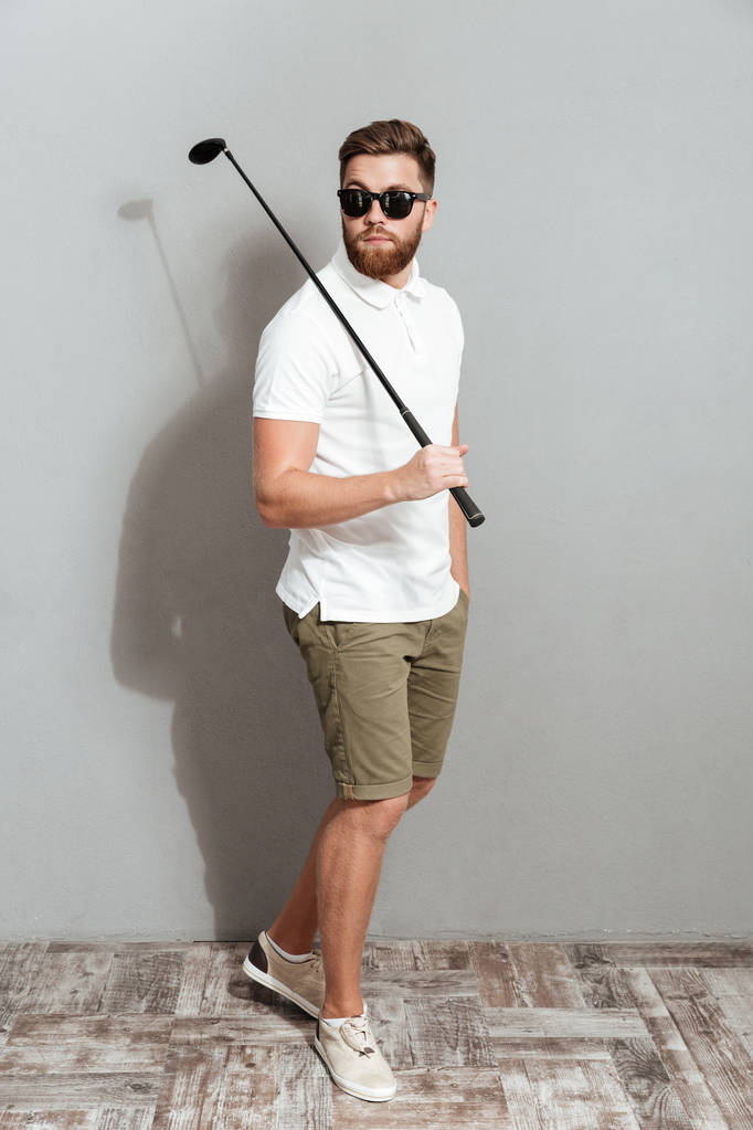 Image pleine longueur d'un golfeur cool posant en studio
 - Photo, image
