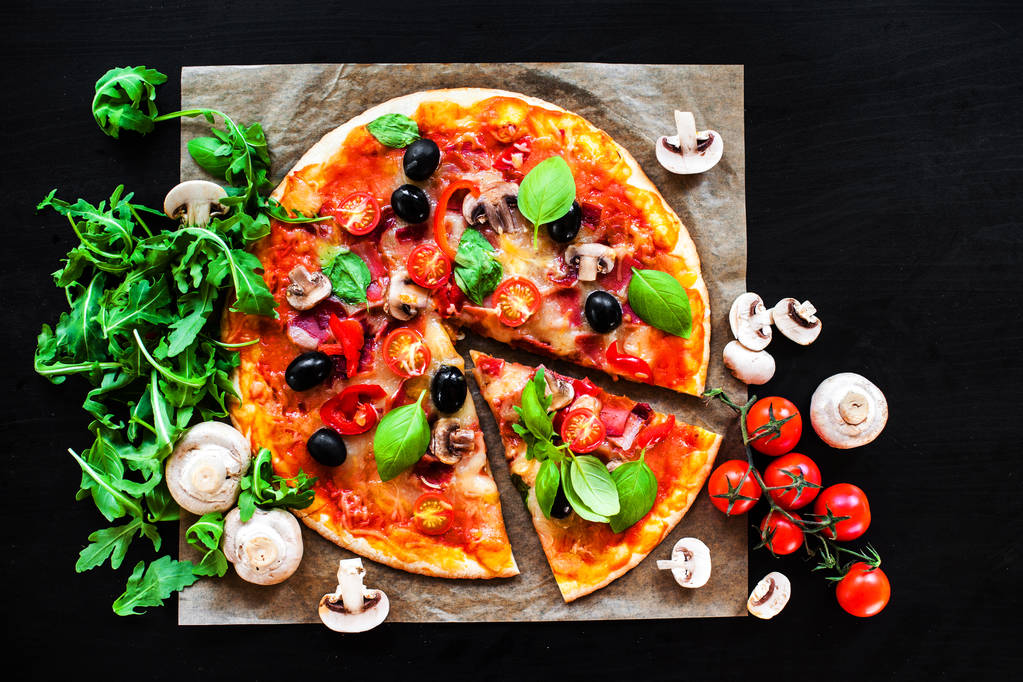 Pizza Margherita juustolla ja basilikalla
  - Valokuva, kuva