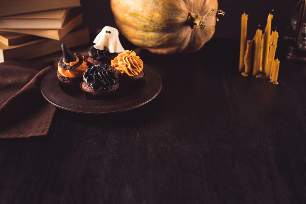 кексы и тыква на Хэллоуин
 - Фото, изображение