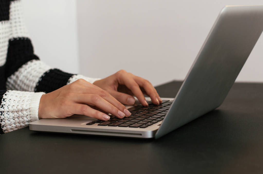 γυναίκα τα χέρια χρησιμοποιώντας υπολογιστή  - Φωτογραφία, εικόνα