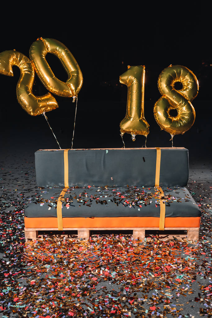 gauč s balónky konfety a nový rok - Fotografie, Obrázek