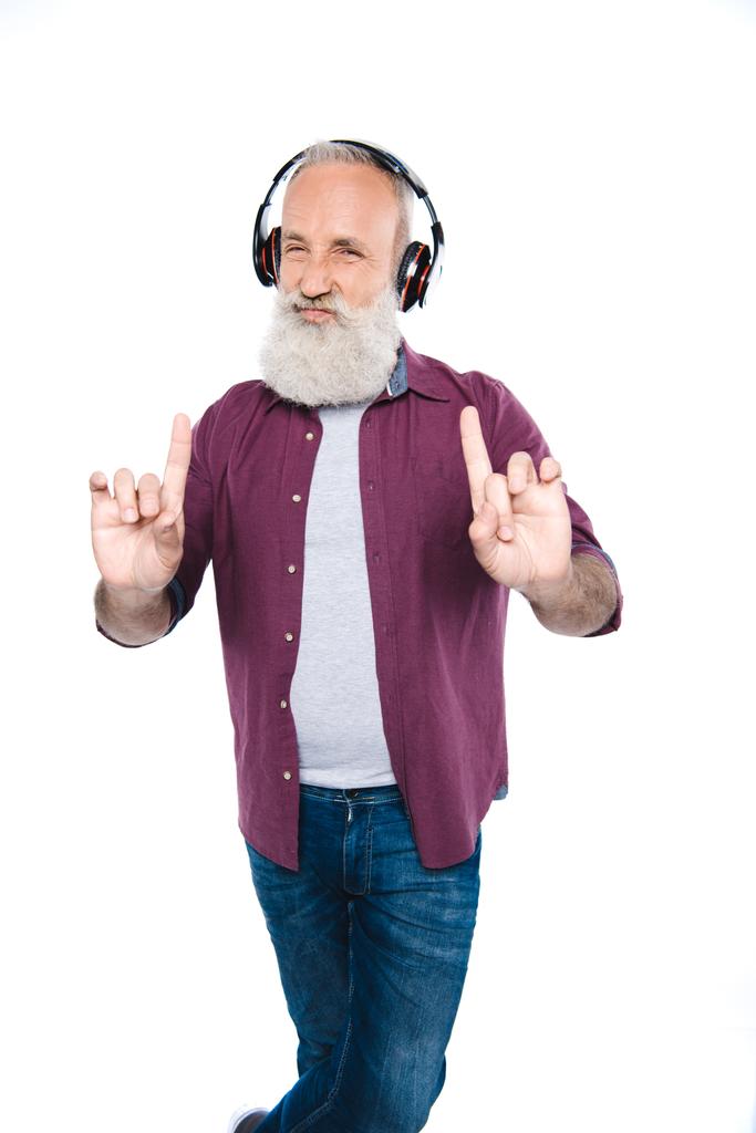 старший слушатель музыки с наушниками
 - Фото, изображение