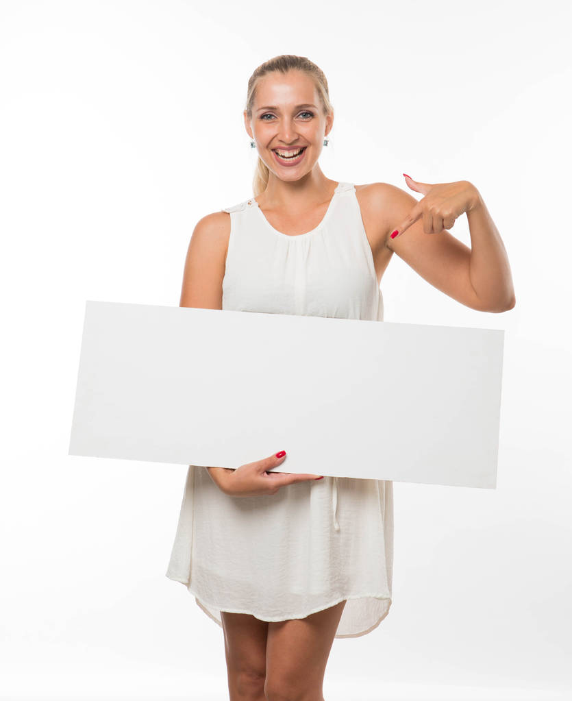 Giovane donna felice mostrando presentazione, puntando sul cartello
. - Foto, immagini
