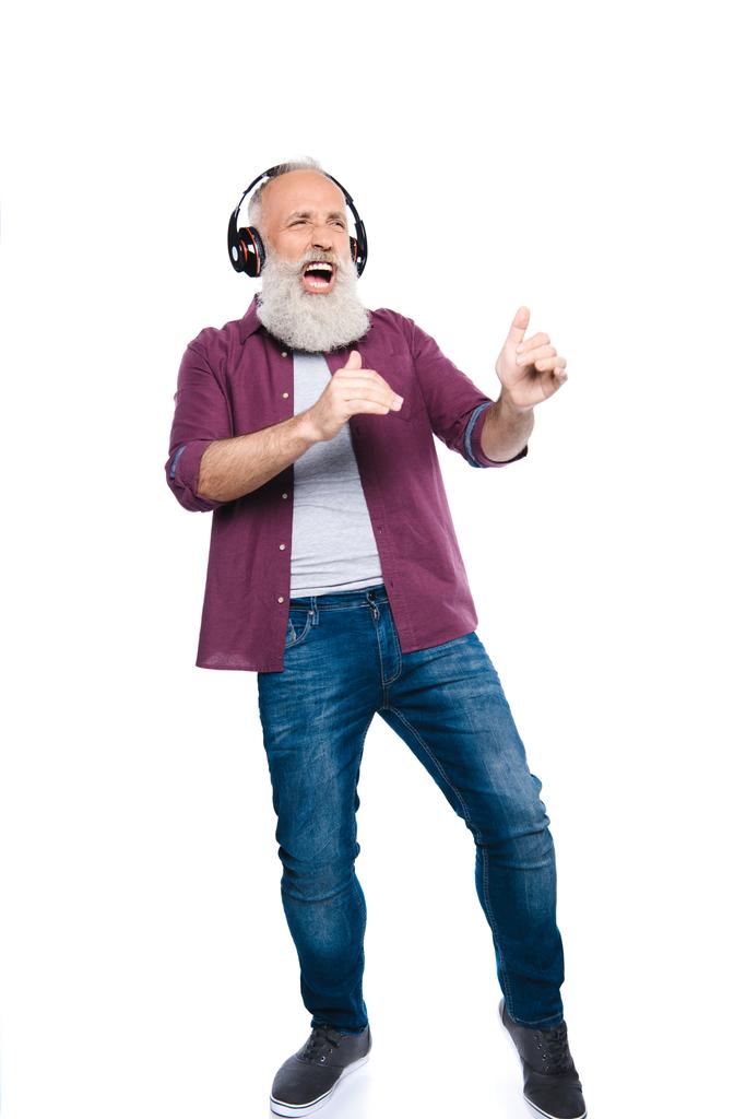 hombre mayor cantando y escuchando música
  - Foto, Imagen