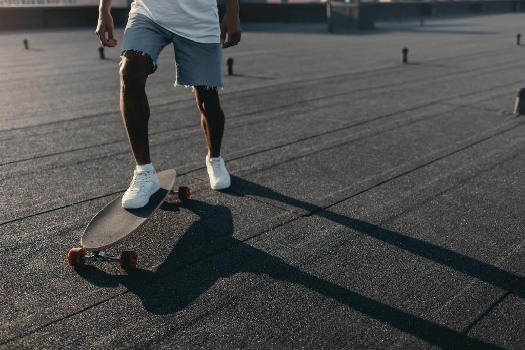homme chevauchant sur skateboard sur le toit
 - Photo, image