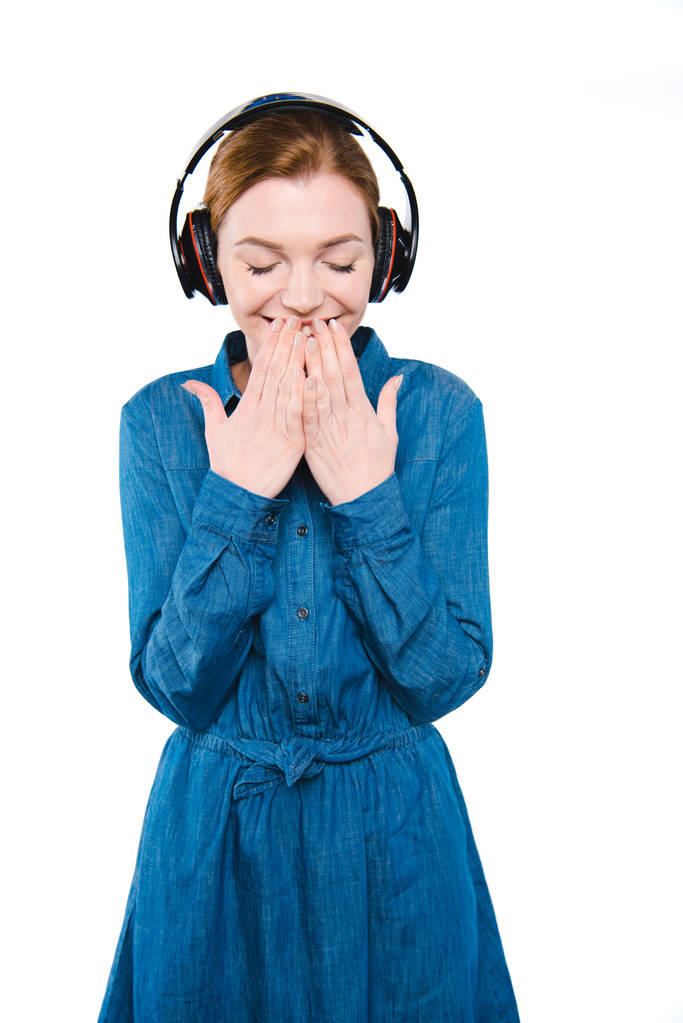 śmiejąc się dziewczyna słuchania muzyki  - Zdjęcie, obraz