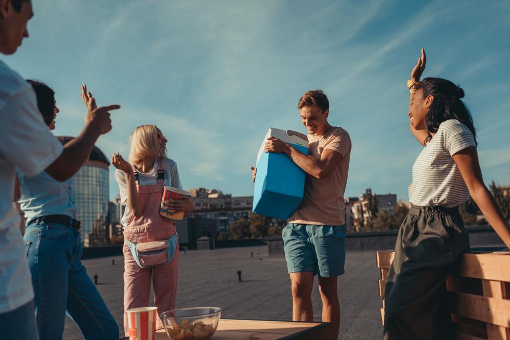 amigos com geladeira de cerveja no telhado
 - Foto, Imagem