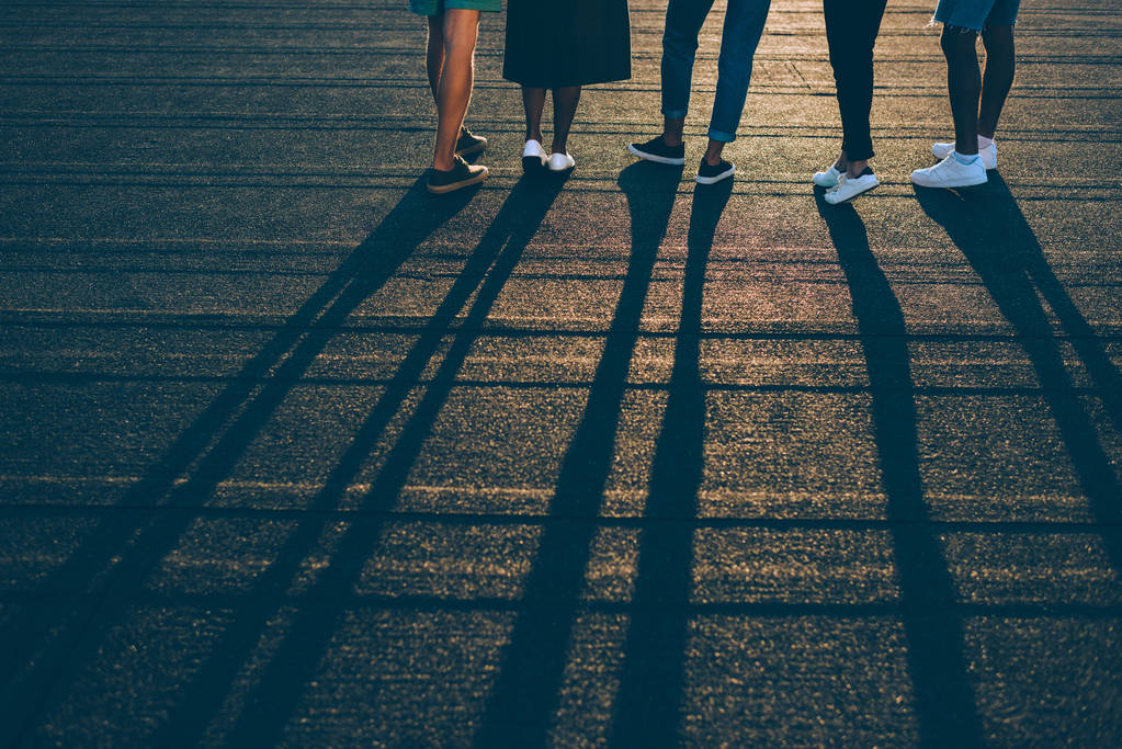 група людей на заході сонця
 - Фото, зображення