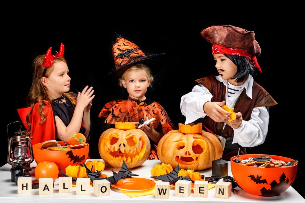 niños con calabazas de halloween
 - Foto, imagen