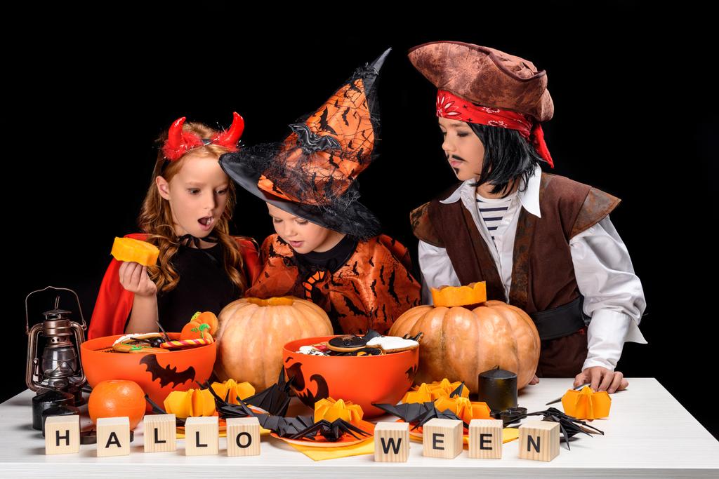 bambini making halloween jack o lanterne
 - Foto, immagini