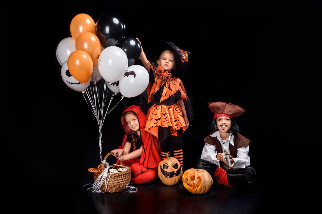 niños con globos de halloween
 - Foto, imagen