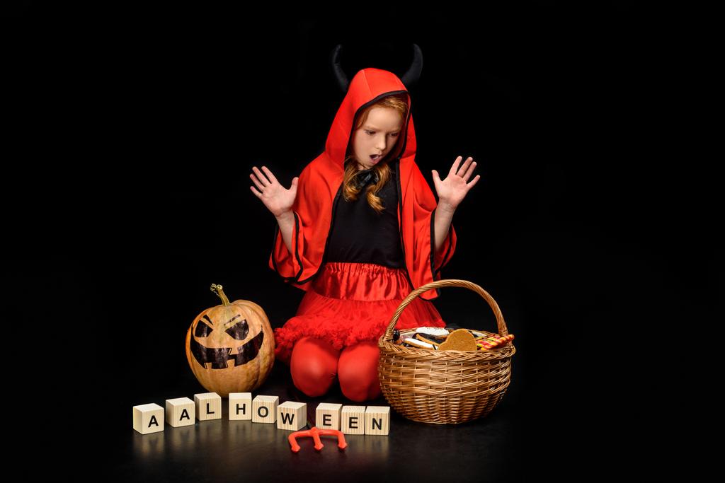 geschokt kind in kostuum van de duivel  - Foto, afbeelding