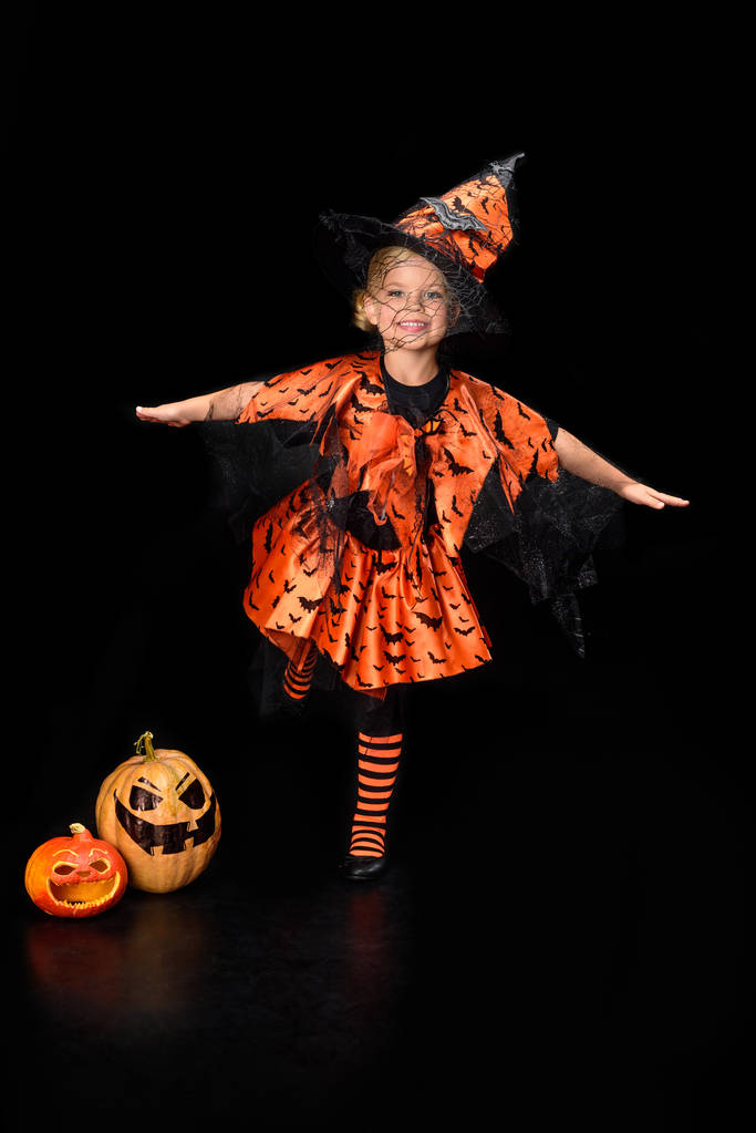 niño en traje de Halloween de bruja
 - Foto, imagen