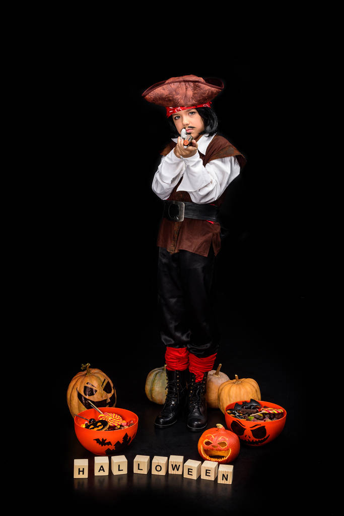 дитина в костюмі Хеллоуїна пірата
 - Фото, зображення