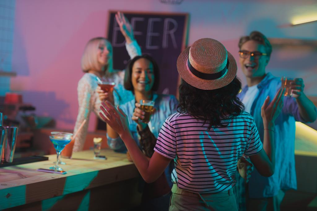 Multikulturelle Menschen grüßen Freund auf Party - Foto, Bild
