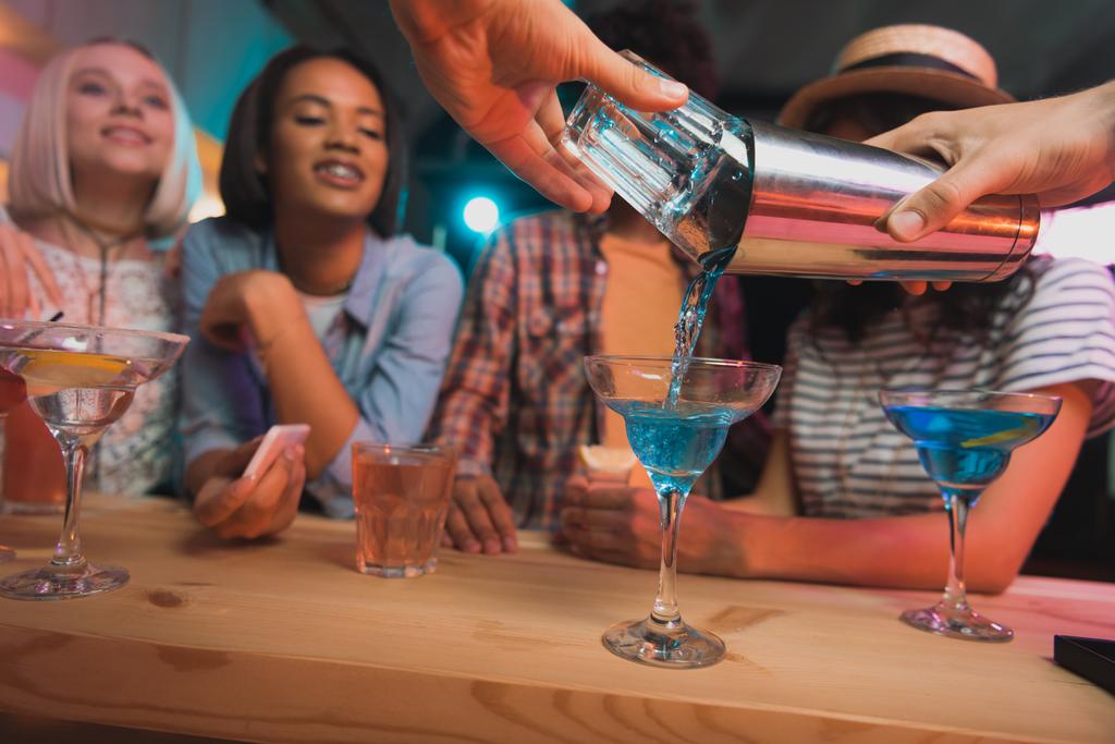 barman faire un cocktail pour les amis
 - Photo, image