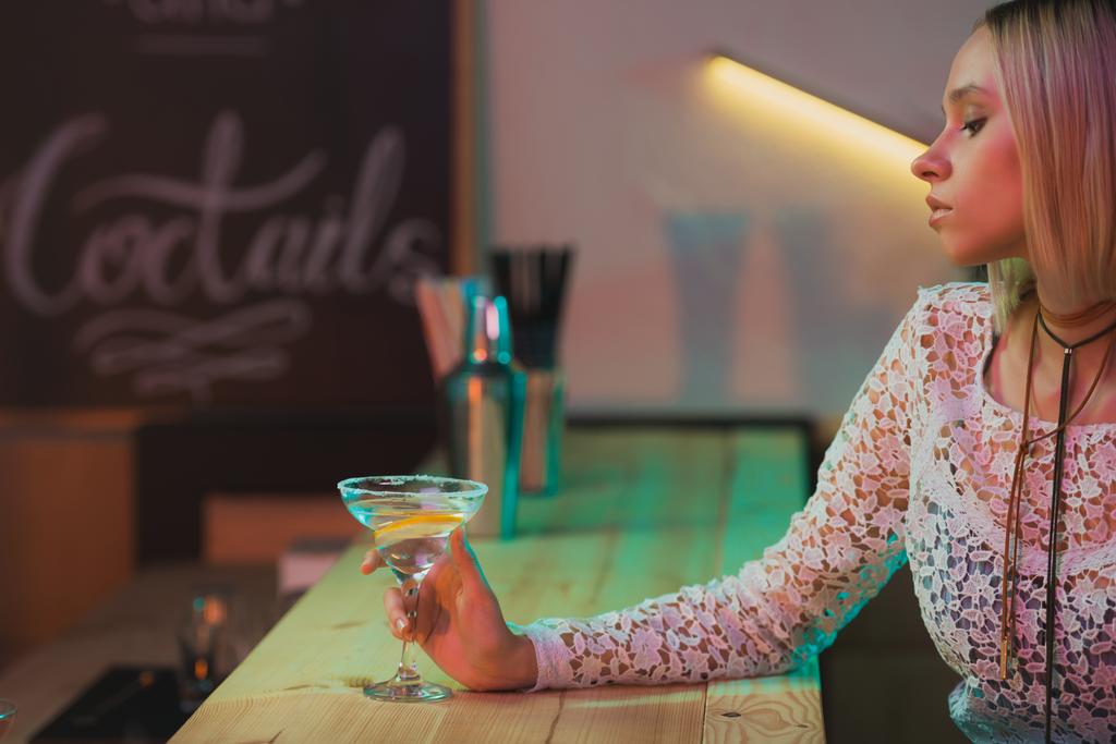 kobieta koktajl w barze - Zdjęcie, obraz