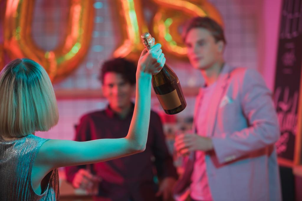 Frau mit Flasche Champagner - Foto, Bild
