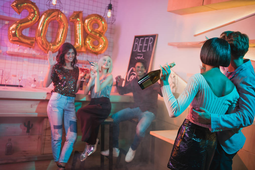 monikansalliset ystävät uuden vuoden juhlissa
 - Valokuva, kuva