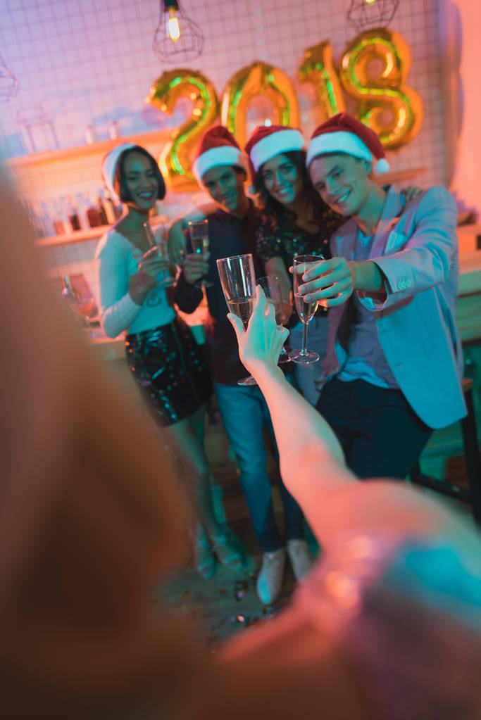 amigos multiétnicos batendo copos de champanhe
 - Foto, Imagem