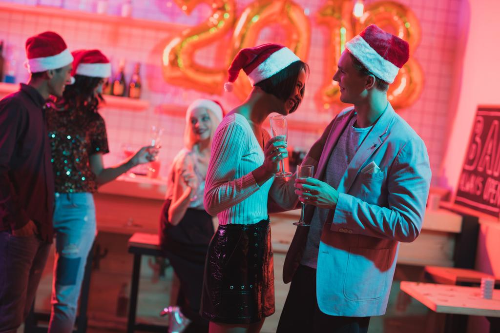 багатоетнічні друзі на новорічній вечірці
 - Фото, зображення