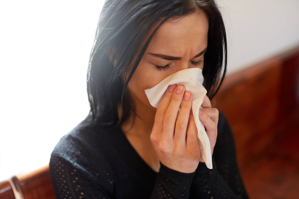 Płacząca kobieta dmuchanie nosa przetrzeć w dniu pogrzebu - Zdjęcie, obraz