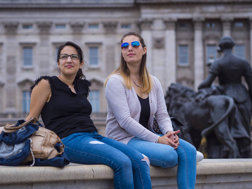Twee meisjes bezoek Londen en geniet van de reis en bezienswaardigheden - Foto, afbeelding