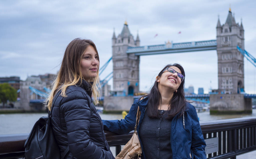 Két lányok egy londoni városnéző kirándulás - Fotó, kép