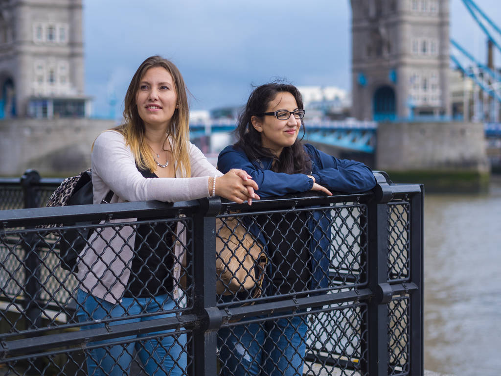 Две девушки в экскурсионной поездке в Лондон
 - Фото, изображение
