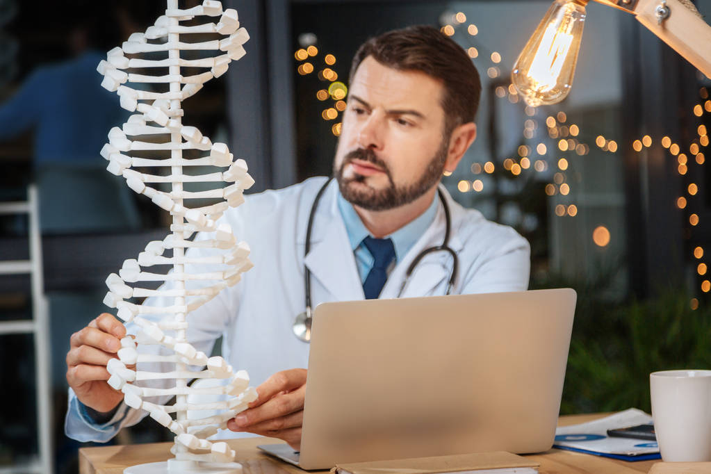 Moderni DNA-malli seisoo pöydällä
 - Valokuva, kuva