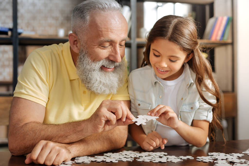 Děda a vnučka připojení dvou kusů hry, puzzle - Fotografie, Obrázek