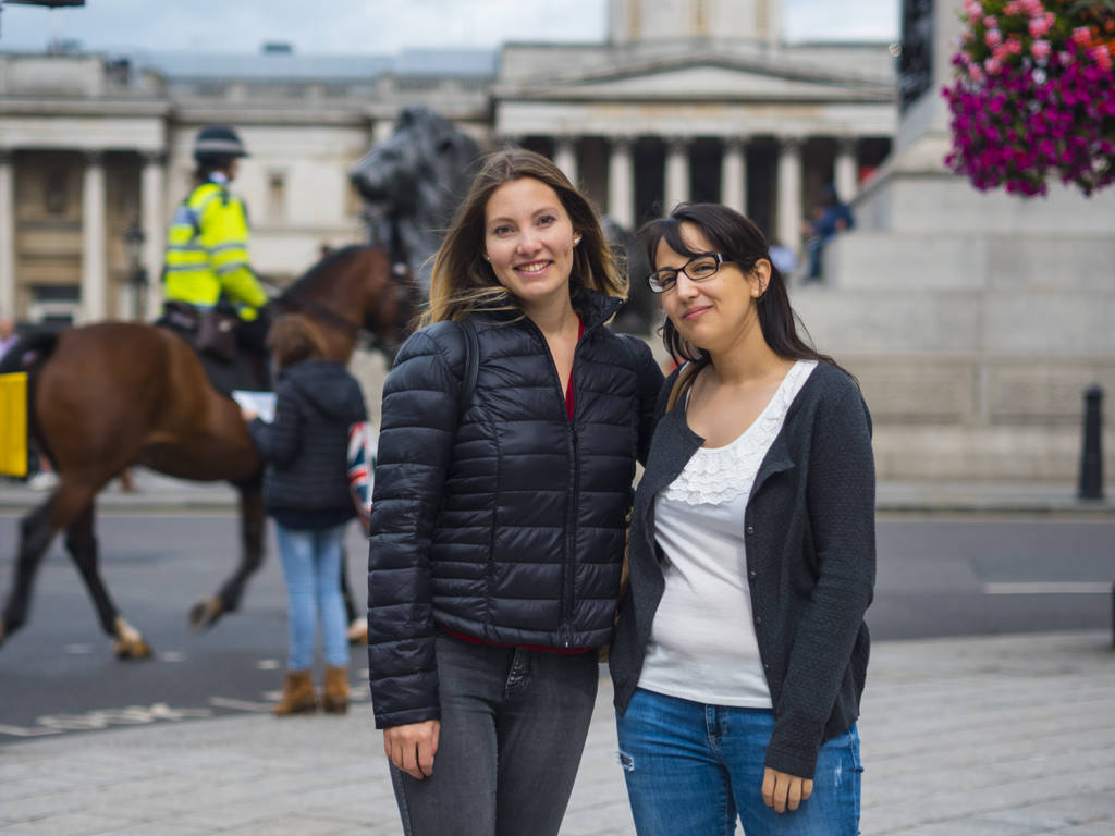 Dos chicas posando para la foto en Trafalgar Square en Londres
 - Foto, Imagen