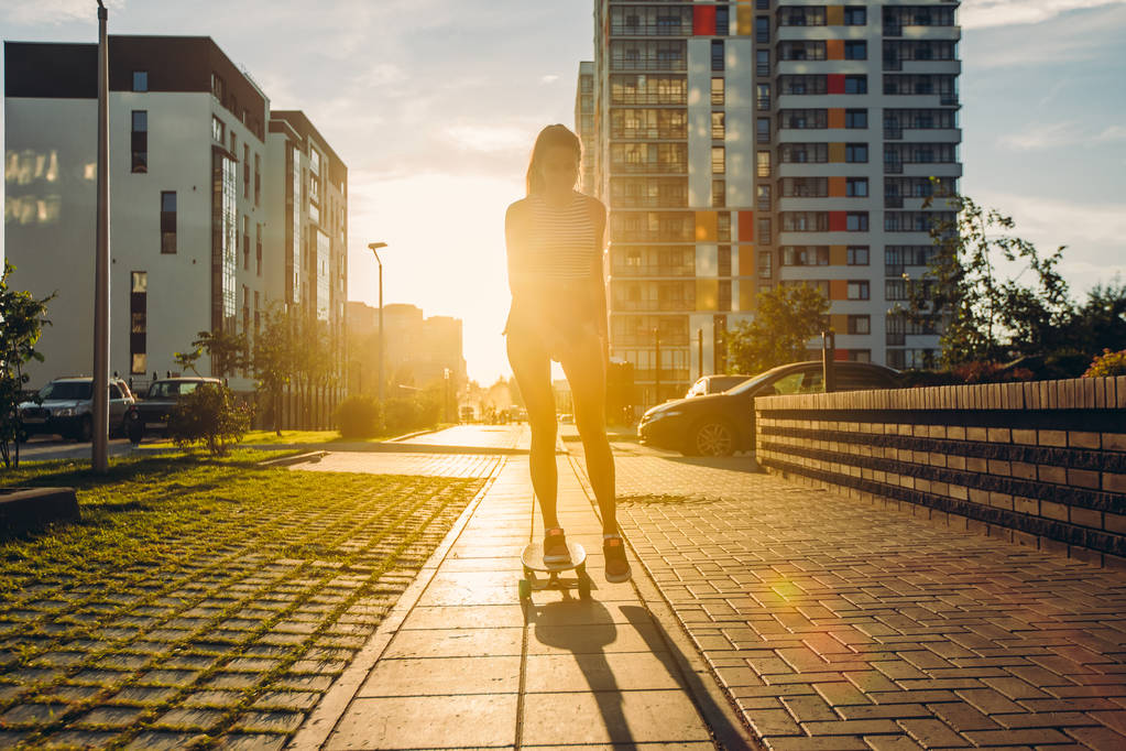 Skateboarder Mädchen Sunrise Lifestyle. Longboard - Foto, Bild
