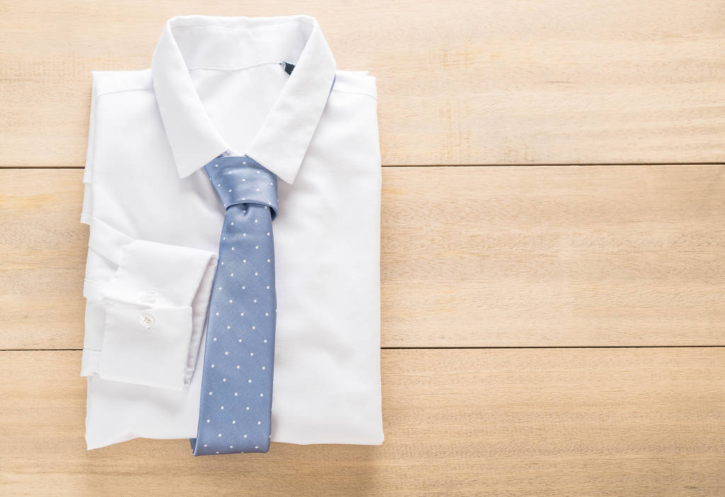 Chemise avec cravate
 - Photo, image