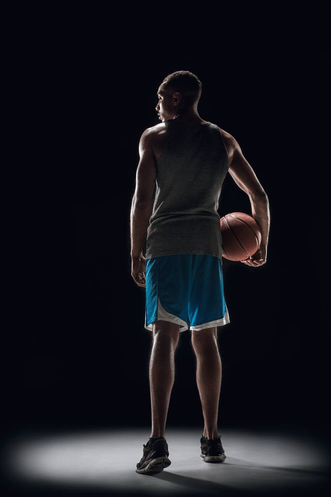 Das Porträt eines Basketballspielers mit Ball - Foto, Bild