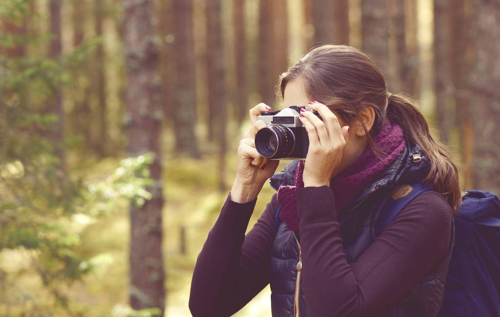 Femme prenant des photos dans la forêt
  - Photo, image