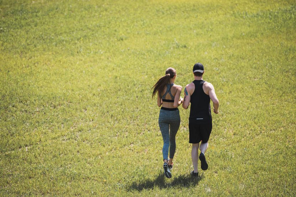 Couple Jogging dans le parc
 - Photo, image