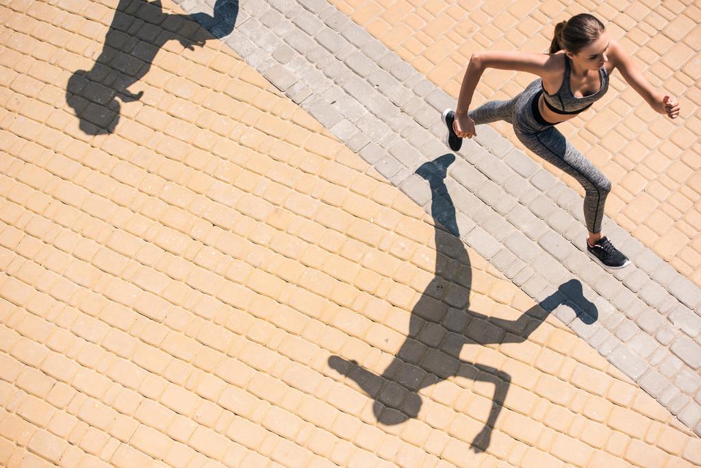 Mujer corriendo en la calle
 - Foto, imagen